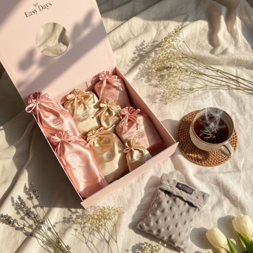 Otwarty Easy Days Box Ukojenie z termoforem z pestek wiśni i ziołową herbatą. Naturalny zestaw na bolesne miesiączki dla nastolatki.