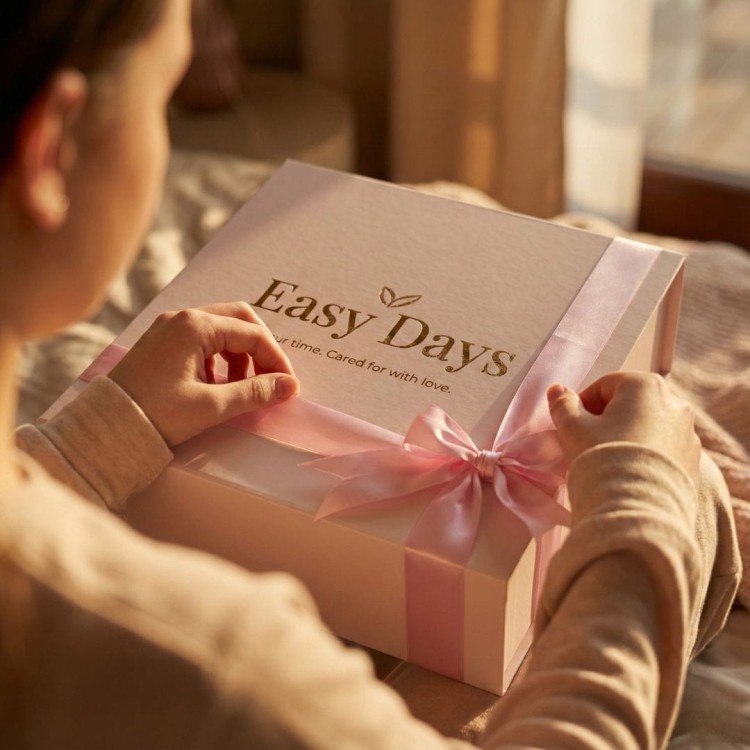 Nastolatka rozwiązująca wstążkę na prezencie Easy Days Box. Moment rozpakowywania pierwszego zestawu menstruacyjnego.